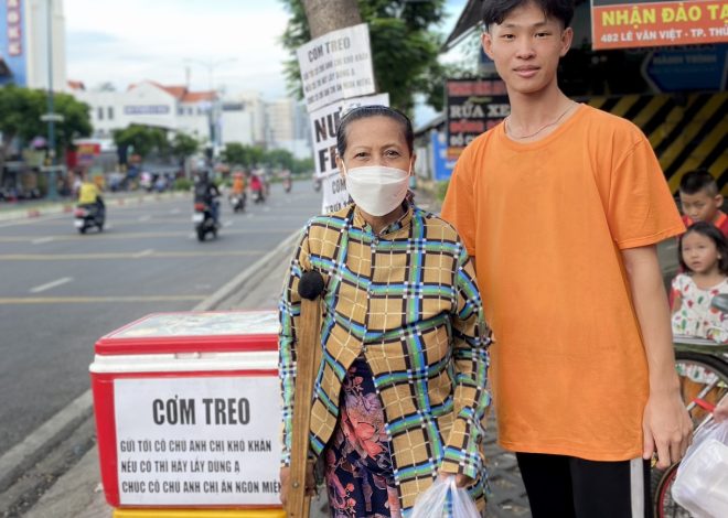 Quán cơm treo ‘no bụng ấm lòng’, lan tỏa yêu thương giữa TP.HCM vội vã