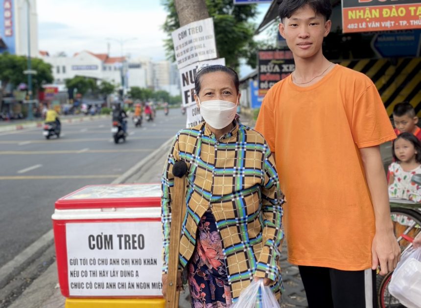 Quán cơm treo ‘no bụng ấm lòng’, lan tỏa yêu thương giữa TP.HCM vội vã