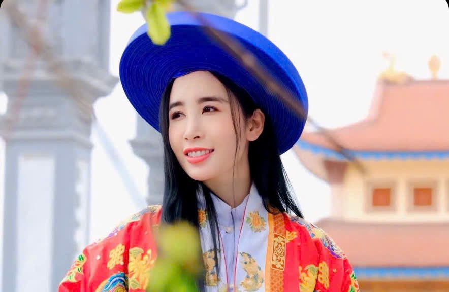 “Người Đẹp Hình Thể” Nguyễn Kim Trang Tôn Vinh Văn Hoá Truyền Thống Việt Qua Bộ Ảnh Tết