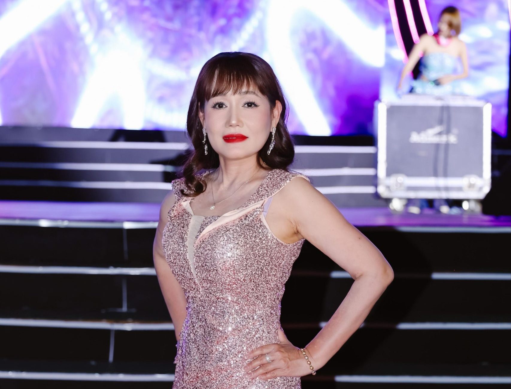 Người Đẹp Áo Dài Huỳnh Thị Hồng Linh Xuất Hiện Rạng Rỡ Tại Hoa Hậu Doanh Nhân Quốc Gia Việt Nam 2025