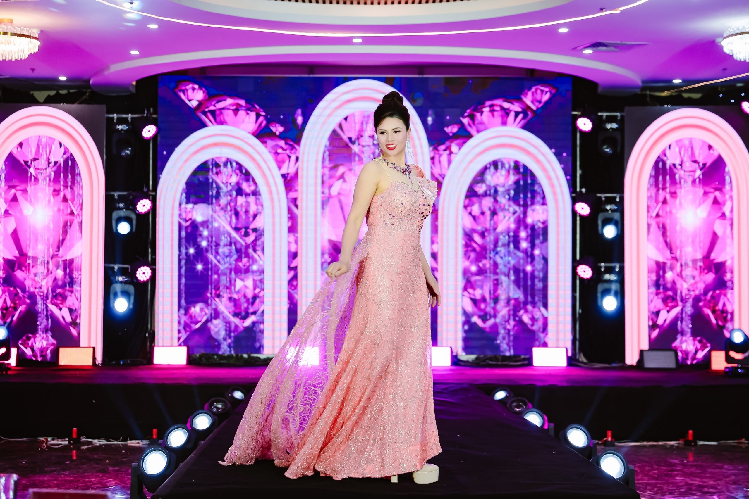 Nữ Doanh Nhân Nguyễn Thị Thanh – Đóa Hướng Dương Kiêu Hãnh Giữa Trời Hoa Ghi Danh Vào Top 20 Chung Kết Miss Vietnam Global Business 2025